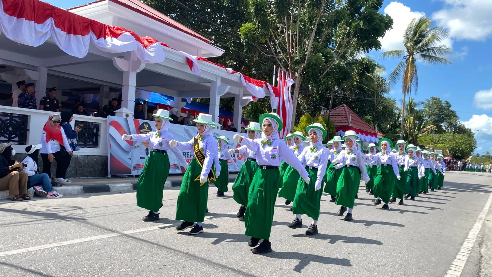 Peringati HUT RI ke-81, Pelajar Wakatobi Tampilkan Kreativitas dalam Gerak Jalan Indah