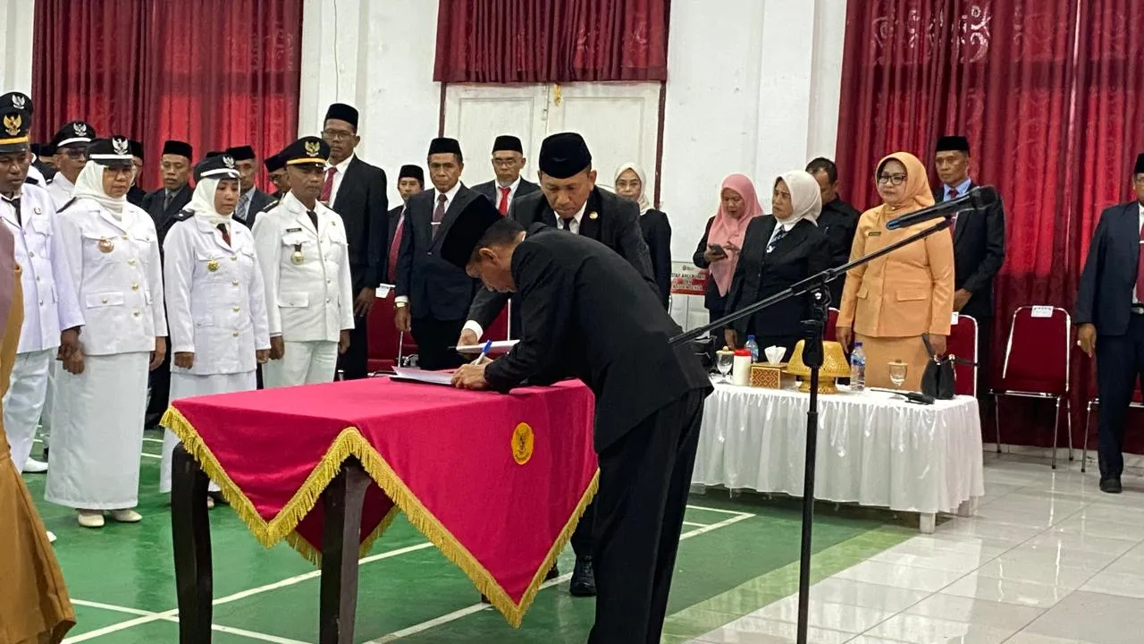 Bupati Wakatobi Lantik 113 Pejabat dan Guru, Tekankan Meritokrasi dan BerAKHLAK